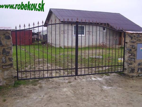 Kovaná brána na mieru – realizácia ROBEKOV, fotografia 18