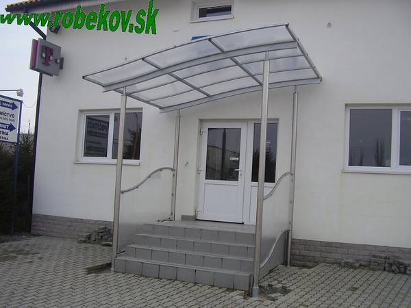 Kovový prístrešok na mieru – realizácia ROBEKOV, fotografia 12