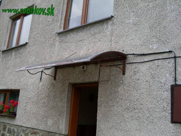 Kovový prístrešok na mieru – realizácia ROBEKOV, fotografia 1