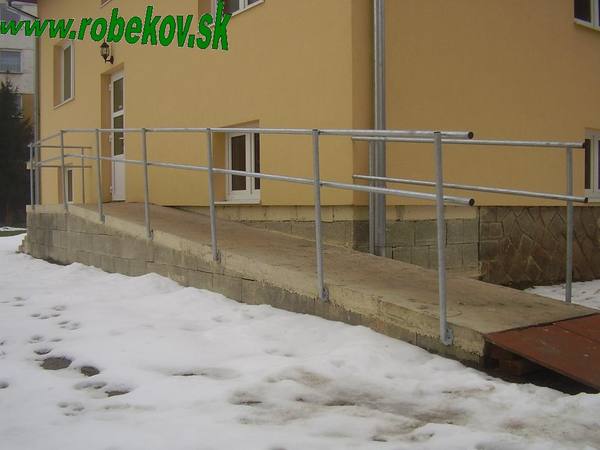 Kovové zábradlie na mieru – realizácia ROBEKOV, fotografia 9